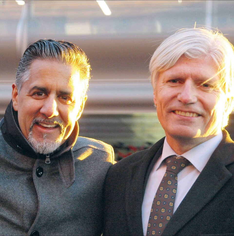 I 2022 skal Ola Elvestuens (V) ønske for biblioteket oppfylles. Her sammen med Abid Raja (V).