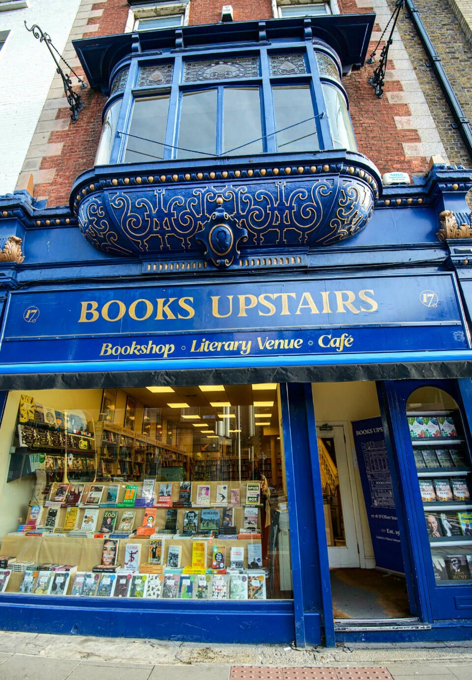 Books Upstairs: Et indigoblått, georgiansk inngangsparti ønsker velkommen til Dublins eldste uavhengige bokhandel.