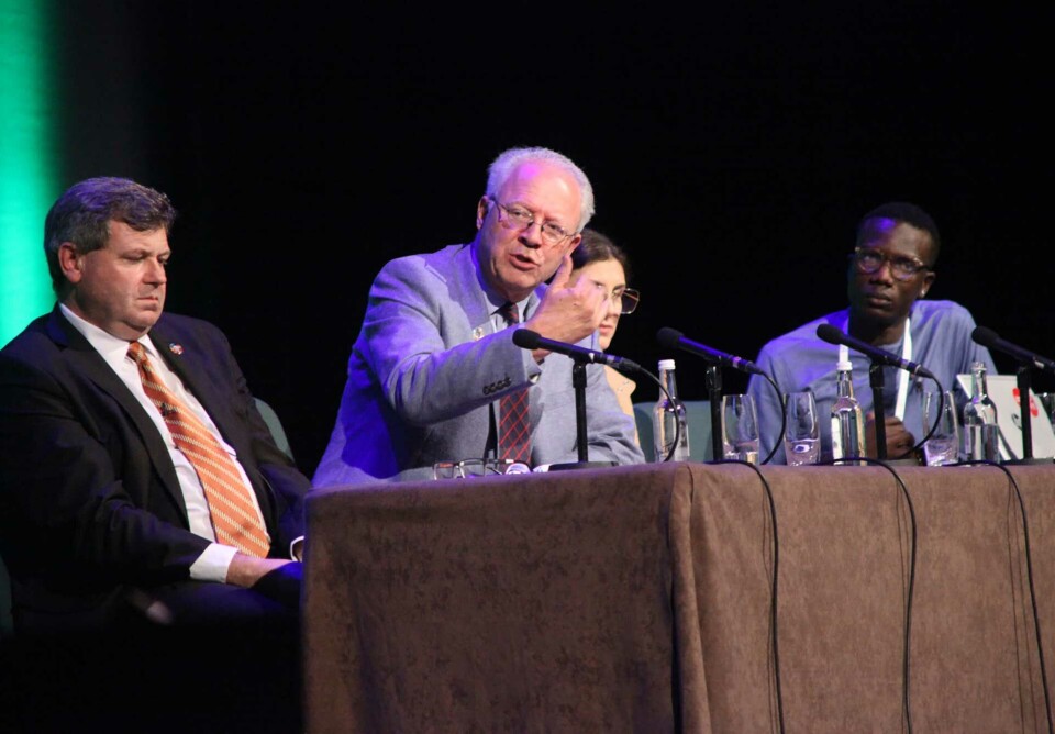 Panelsamtale under IFLA WLIC 2022 i Dublin med tittelen How the SDGs can change your life. I panelet satt (f.v.) Patrick Paul Walsh, leder av bærekraftakademiet ved School of Politics and International Relations i Irland, David Donoghue, tidligere FN ambassadør for Irland og en sentral aktør i arbeidet med utviklingen av bærekraftmålene, Adriana Ferrari, visepresident i den brasilianske bibliotekforeningen og Damilare Oyedele, bibliotekar og leder av Library Aid Africa.