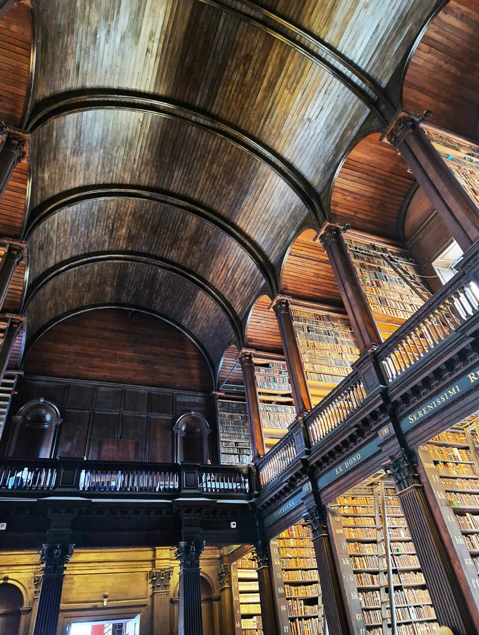 The Long Room tar pusten fra de fleste. Her i Trinity College Library finner du også Book of Kells, en illustrert og illuminert evangeliebok fra 700- eller 800-tallet.Foto: Tourism Ireland