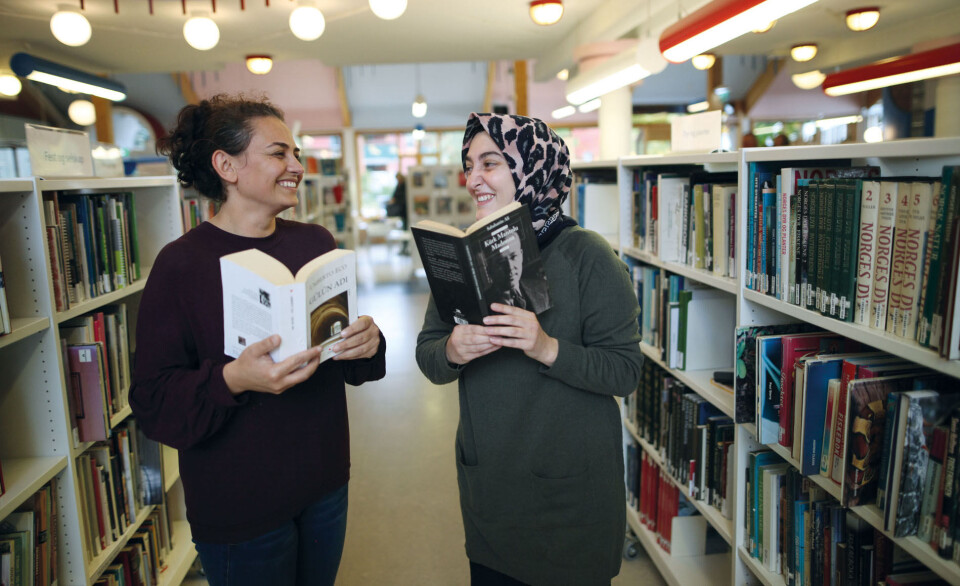 De tyrkiske venninnene Emine Çakir (t.v.) og Güler Tören kom til Norge i 2018, og har lånt mange bøker på tyrkisk fra Det flerspråklige bibliotek. Her er de i Ringsaker bibliotek i Innlandet.