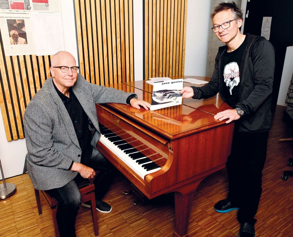 Her står musikkbibliotekar Harald Rustlie ved pianoet til jazzpianist Torbjørn Knaus i et øvingsrom i kulturskolen. Knaus låner mye i biblioteket.