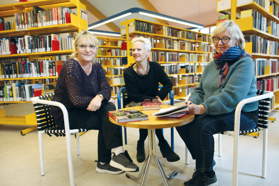 Her er det språktrening i Ringsaker bibliotek: Polske Danuta Kasinska (t.v.) lærer norsk av språkvert Ann Kathrin Melheim (t.h.), her sammen med tyske Sibylle Stemsrud.