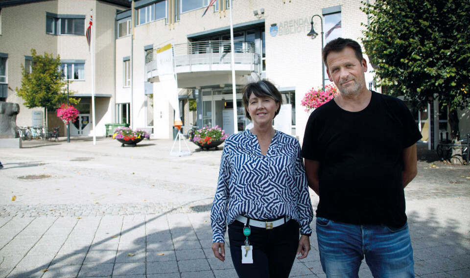 – Vi har et fantastisk bygg, med et fantastisk personale, sier biblioteksjef Ola Eiksund, her sammen med Kirsti Husby på Torvet utenfor hovedinngangen. Det de begge savner, er ressurser til å fylle huset med aktivitet og en mer oppdatert samling.