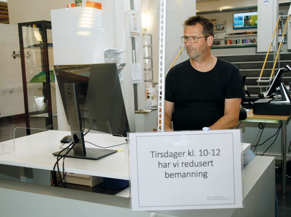 Hver tirsdag betjener biblioteksjef Ola Eiksund skranken alene for at vaktplanen skal gå rundt.