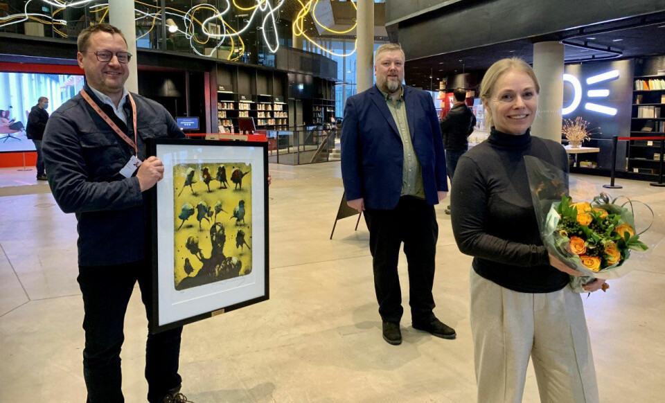 Priset: Knut Skansen og Merete Lie har mottatt bevisene på hederen av Vidar Lund i Norsk Bibliotekforening.