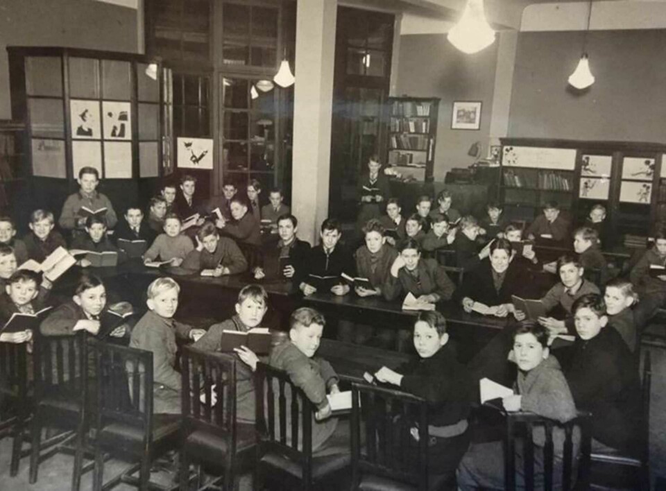 Klare for demokratiet: Lesende gutter på Torshov bibliotek rundt 1950. Kanskje en skoleklasse, siden jentene er fraværende.