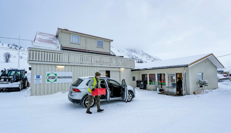 Påfyll. Hver tredje måned tar Pål-André Haugen turen ut til de tre bibliotekene i butikk. I Nuvsvåg er lydbøker, ukeblad og dvd-er etterspurt vare, spesielt rundt påske og sommer.