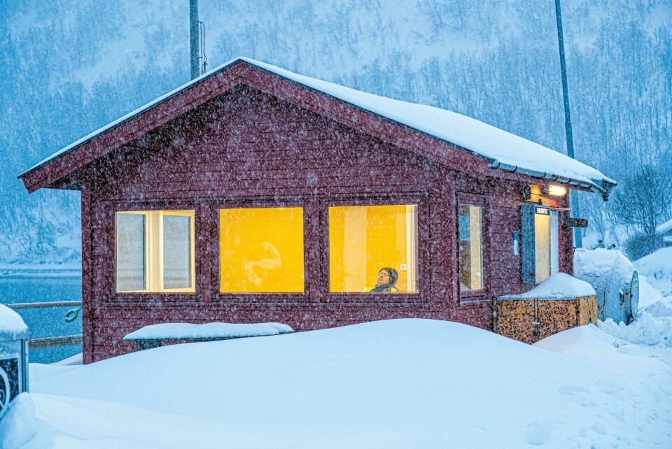 Fergetid. Normalt slapper Haugen av med en bok i venterommet på fergekaia, men i dag ble det heller en liten lur.