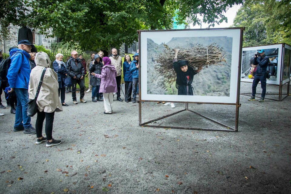Her guider den prisbelønte jemenittiske fotografen og fotojournalisten Hayat Al-Sharif publikum i en utendørs fotoutstilling i Byparken. Hun ankom Stavanger som byens 13. fribykunstner i januar 2023.
