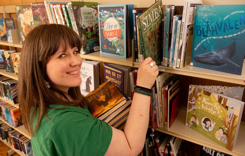 Bibliotekaren kan glad og fornøyd plassere boken tilbake på hylla.