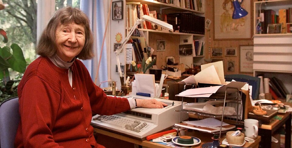 Forfatteren Anne-Cath Vestly ved skrivemaskinen.