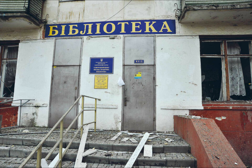 Bibliotek i Sievierodonetsk i Luhanskregionen i austlege Ukraina etter eit rakettangrep.