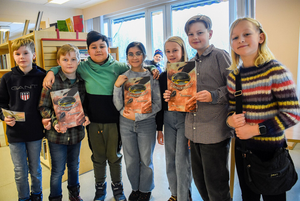 BOK TIL ALLE: Elevene får klassesett av boka om sjøskorpionen Mix.