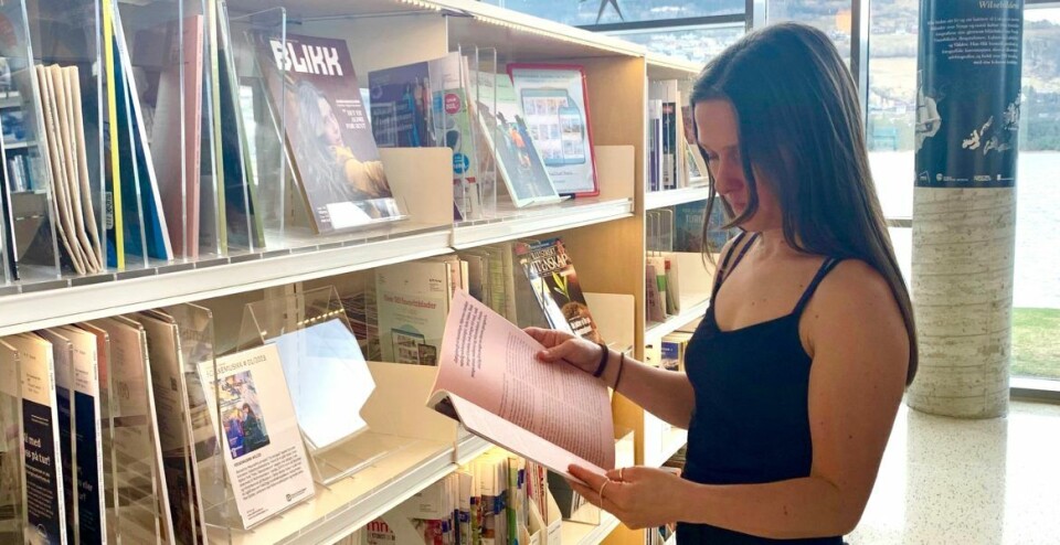 En ivrig leser har funnet tidsskrifthylla på Voss folkebibliotek.