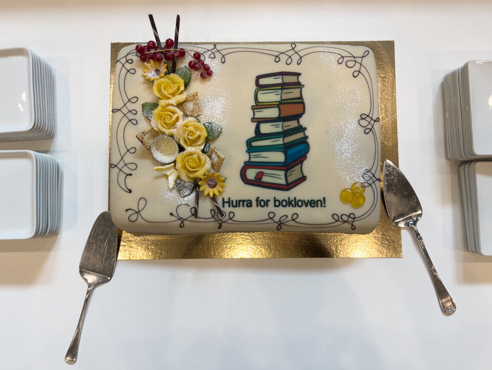 Kulturdepartementet serverte kake, men ifølge Vidar Lund i NBF har biblioteka ingen grunn til at feira boklova. Foto: Arne Olav Hageberg