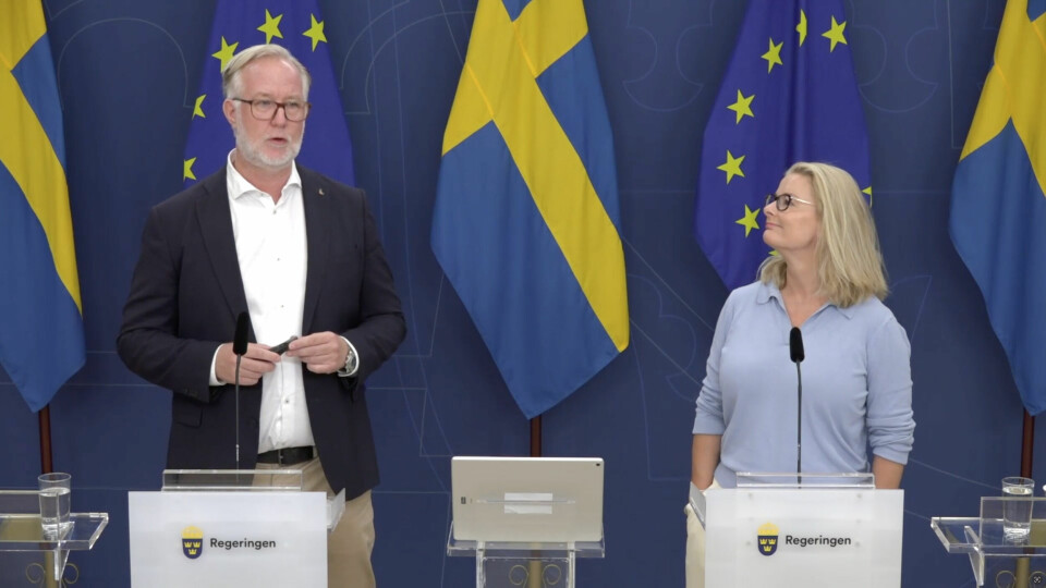 Arbeidsminister Johan Pehrson og utdanningsminister Lotta Edholm. Skjermdump fra pressekonferansen.