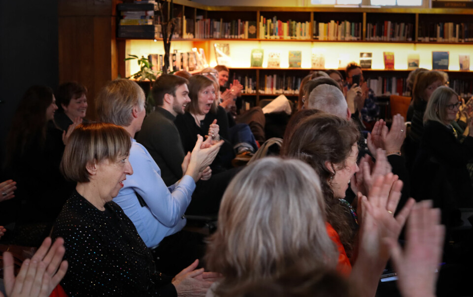 Glade bibliotekarar: David Kvamme Høvik (venstre) og Torhild Jordal har skapt lesekultur ved Årstad vidaregåande skule, skriv juryen for Årets bibliotek 2023.