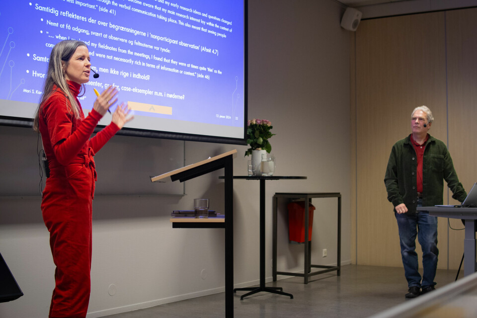 Forsvar: Mari Serine Kannelønning og førsteopponent professor Claus Bossen fra Aarhus Universitet foran et fullsatt auditorium under disputasen på OsloMet fredag 12. januar.