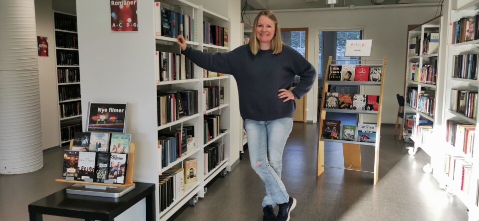 Biblioteksjef Stine Andrea Heggen blant hyllene på det nedleggingstruede biblioteket. Foto: Gran kommune