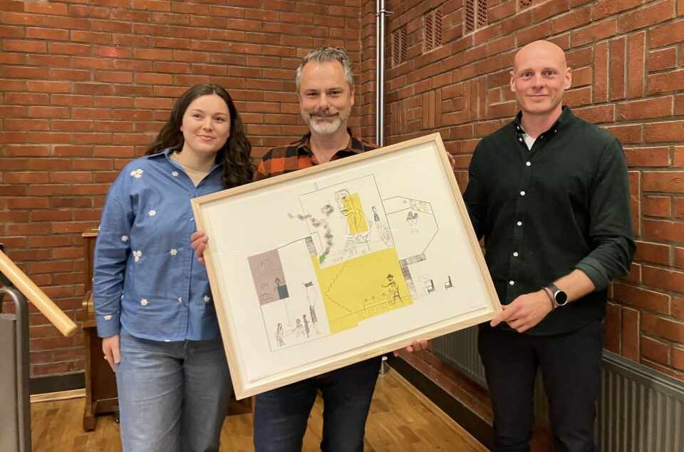 Anja Daae Jonassen og festivalsjef Stian Johansen fra Appelsinia fikk overrakt prisen av NBU-leder Alexander Løken på medlemsmøtet 24. september. Prisen er et trykk laget av billedkunstner, illustratør og forfatter Øyvind Torseter. Foto: NBU Utdeling av NBU-prisen 2022