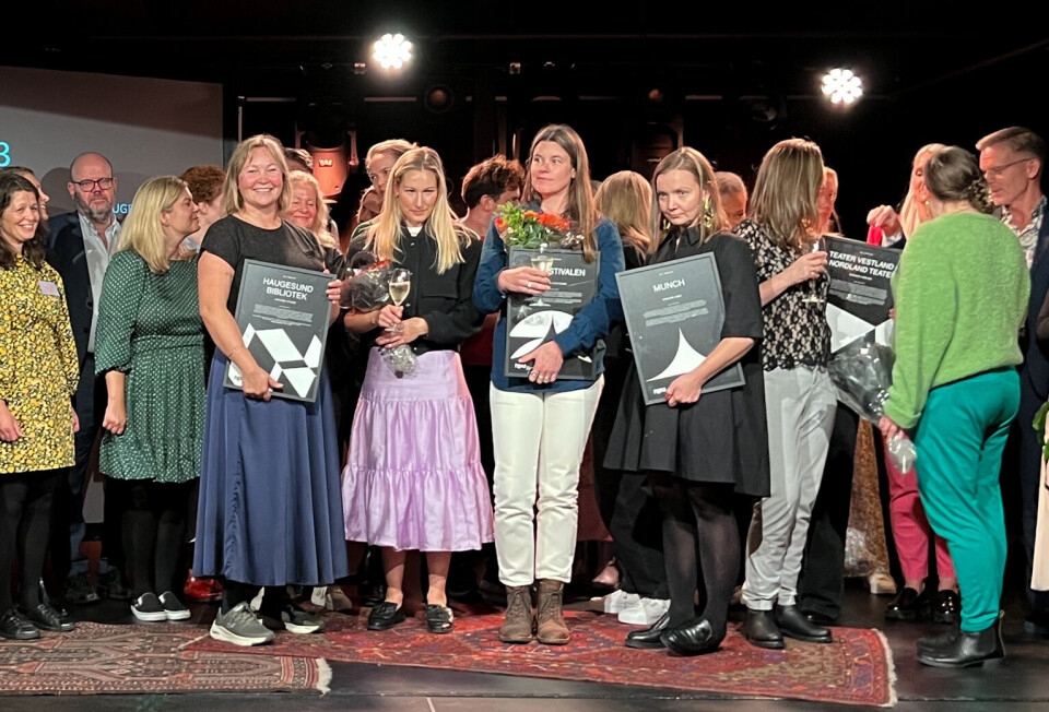 Frå prisutdelinga i Bergen 14. september. Siri O. vikse frå Haugesund folkebibliotek med diplom og stort smil til venstre.