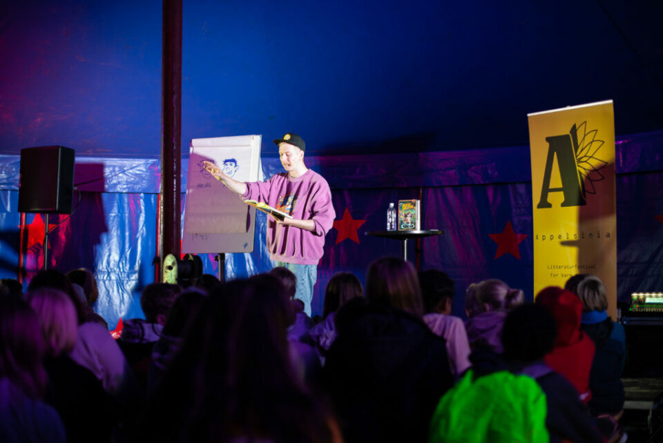 Stian Gulli er en av rundt 20 forfattere og illustratører som har formidlet bøkene sine til skoleklasser fra Skien under årets Appelsiniafestival. Foto: Arne Olav Hageberg
