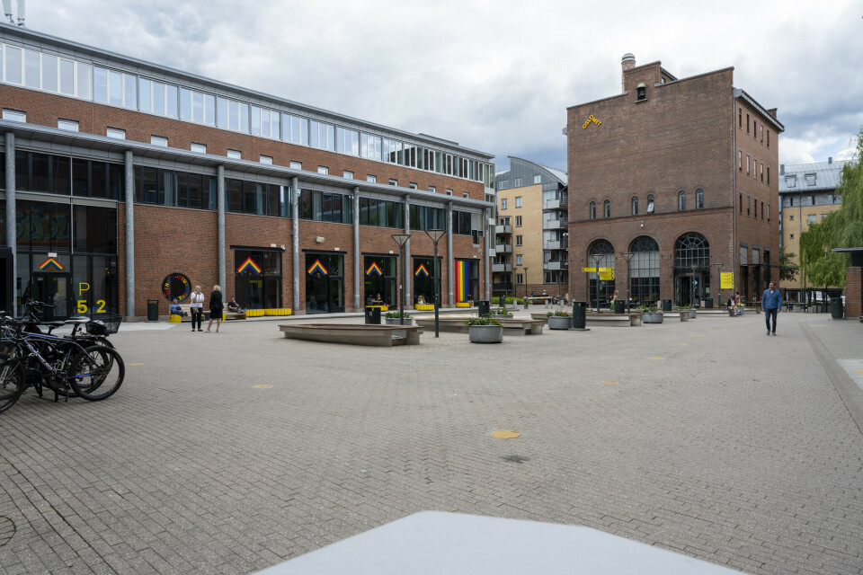 Studenthuset P52 ligger øverst på campus i Pilestredet. I dag inneholder det blant annet leseplasser og grupperom, kantine, pub og scene. De nå avlyste planene gitt ut på å samle dagens tre biblioteker her. Foto: Skjalg Bøhmer Vold / OsloMet Bilde av studenthuset p52 ved OsloMet.
