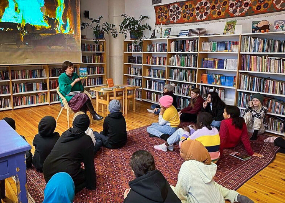 Lesestund på Gamlebyen skolebibliotek.