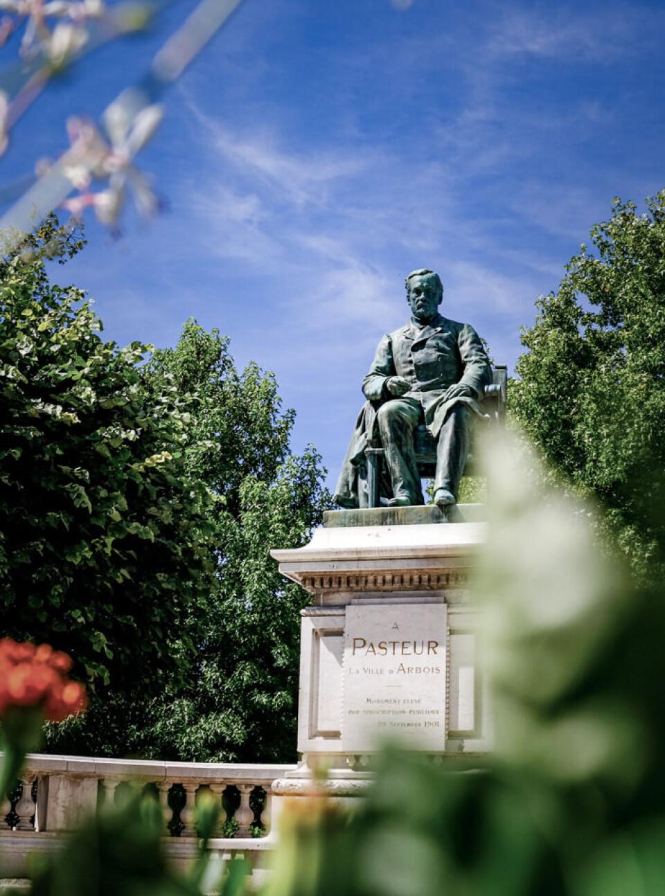 Statuen av Louis Pasteur i den franske landsbyen Arboi. Her slo familien seg til åtte år etter at han ble født den 27. desember for 200 år siden.