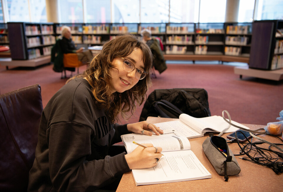 Fornøyd: – Hjemme i Tyrkia er det ikke like trygt å besøke et bibliotek, sier Rana Alimollaoglu, som bor hos en tante mens hun studerer engelsk i Rotterdam.