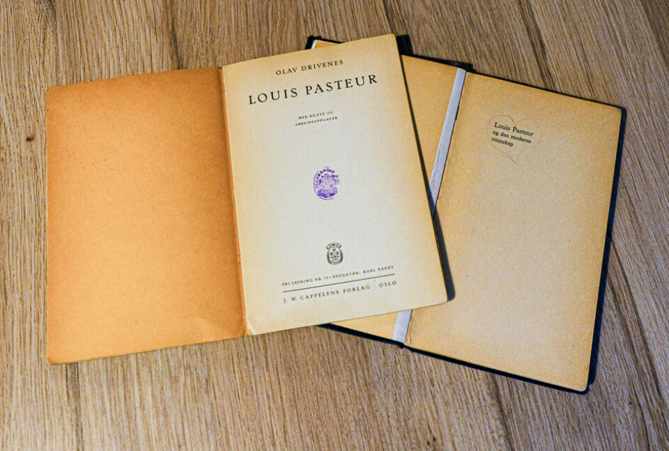 Ofte inneholder gamle bibliotekbøker også lesehistorie. Her har tittelen Louis Pasteur og den moderne vitenskap fått et hjerte rundt seg, kanskje fra en lykkelig vaksinert?