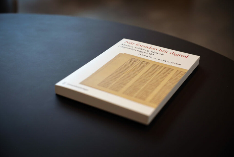 Henrik G. Bastiansens fem år lange forskingsprosjekt har kulminert i den nye boka Når fortiden blir digital. Medier, kilder og historie i digitaliseringens tid (Universitetsforlaget, 2023). Foto: HVO / Steinarr Sommerset