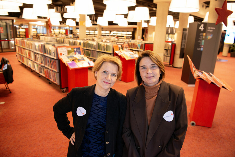 Lederduo: – Det som skjer på utsiden, foregår også på innsiden, sier de to lederne av biblioteket, Efine Pavilons (til venstre) og Barbara van den Bos. Foto: Eva Kylland