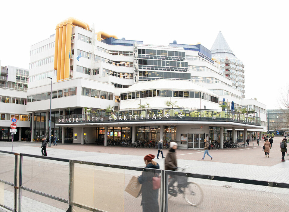 Midt i storbyen: Hovedbiblioteket i Rotterdam er plassert nær en undergrunnsbane og metrostasjon, en enorm mathall og torgplass. Foto: Eva Kylland