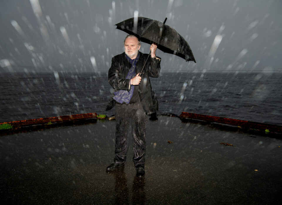 FREKHAUG, NORGE – 6. OKTOBER 2023: Jon Fosse poserer i regnet etter å ha blitt tildelt Nobels litteraturpris.