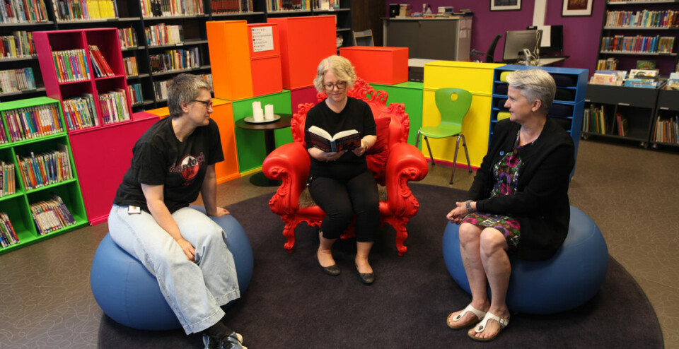 Leselyst er stikkordet for arbeidet i skolebiblioteket. Her er bibliotekpedagog Anne-Cathrine Nilsen (i midten), sammen med Yngvill Sandnes (skolebibliotekveileder ved Ringsaker bibliotek) og Mette Westgaard (biblioteksjef ved Ringsaker bibliotek) i skolebiblioteket til Mørkved skole i Brumunddal.