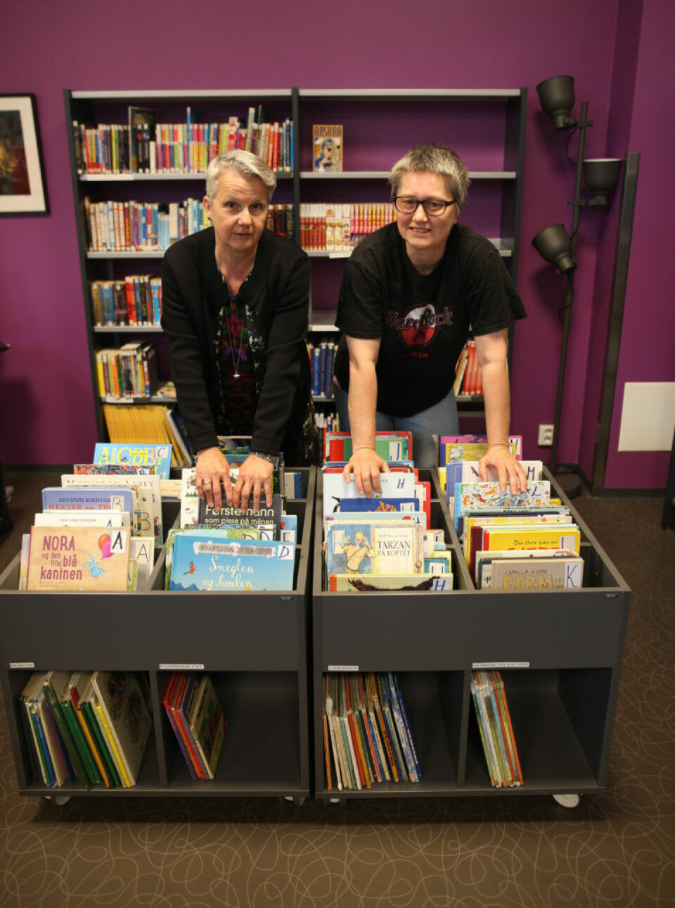 Biblioteksjef Mette Westgaard og skolebibliotekveileder Yngvill Sandnes er viktige for satsingen på skolebibliotekene i Ringsaker kommune. Her er de i skolebiblioteket til Mørkved skole i Brumunddal.
