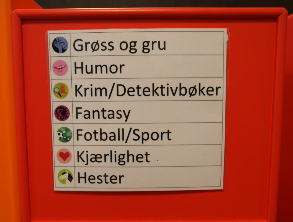 Det blir lettere for elevene å finne riktig bok, når de er sortert etter symboler og stikkord.