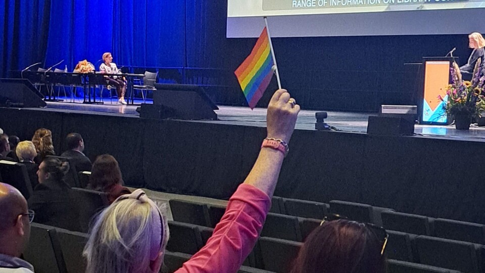 Prideflagga vaia under generalforsamlinga til IFLA i Rotterdam i august i år. Enkelte forlet salen i protest mot vedtaket om å legga neste års verdskongress til Dubai. No er kongressen avlyst.