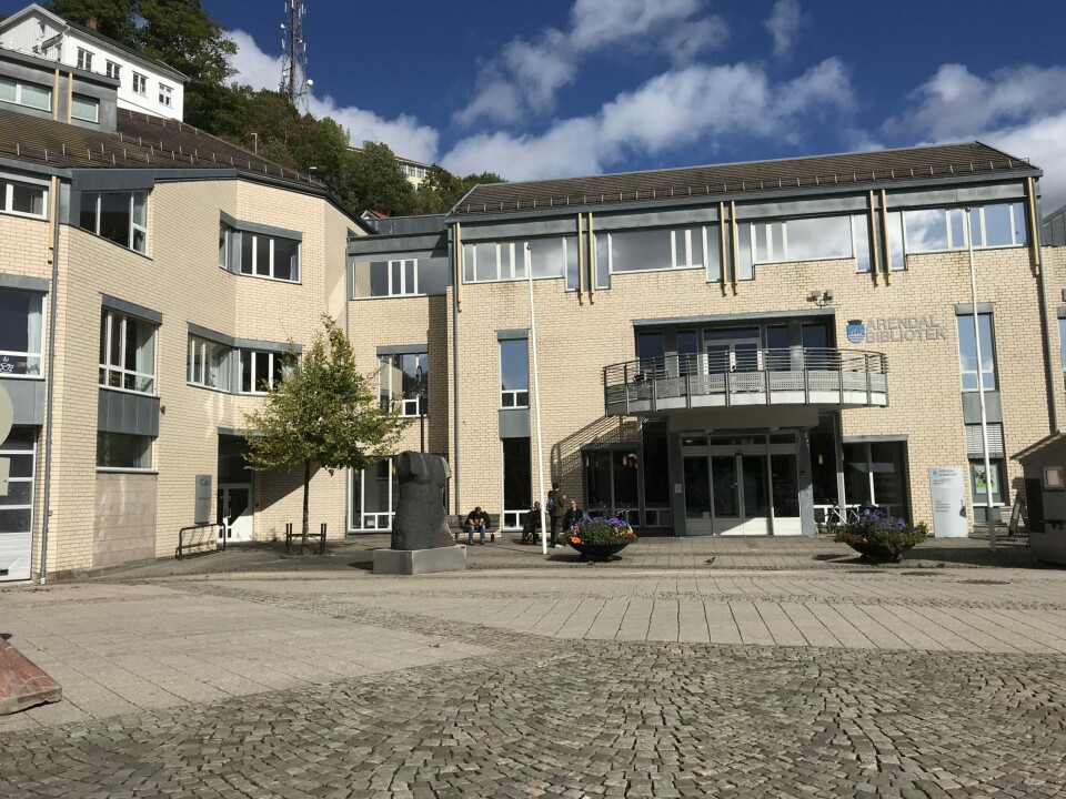 Arendal bibliotek og torget utanfor.