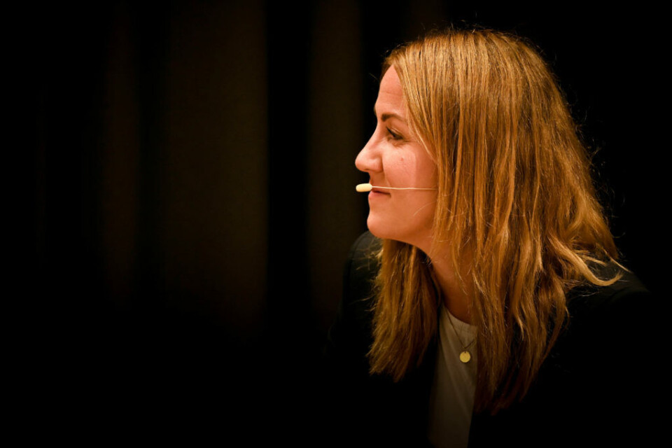 Nylig leste Tonje Brenna Leksikon om lys og mørke av Simon Stranger. Flere ganger måtte hun legge fra seg boka fordi leseopplevelsen var så sterk. Foto: Bjørn Harry Schønhaug Kunnskapsminister Tonje Brenna