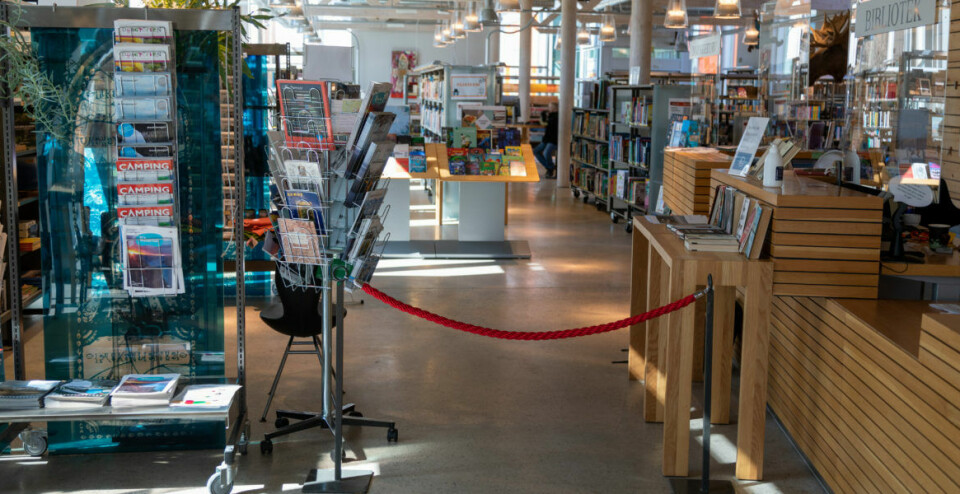 SYMBOLSK SKILLE: I Lindesnes setter de opp dette sperrebåndet mellom kafeen og biblioteket etter stengetid.