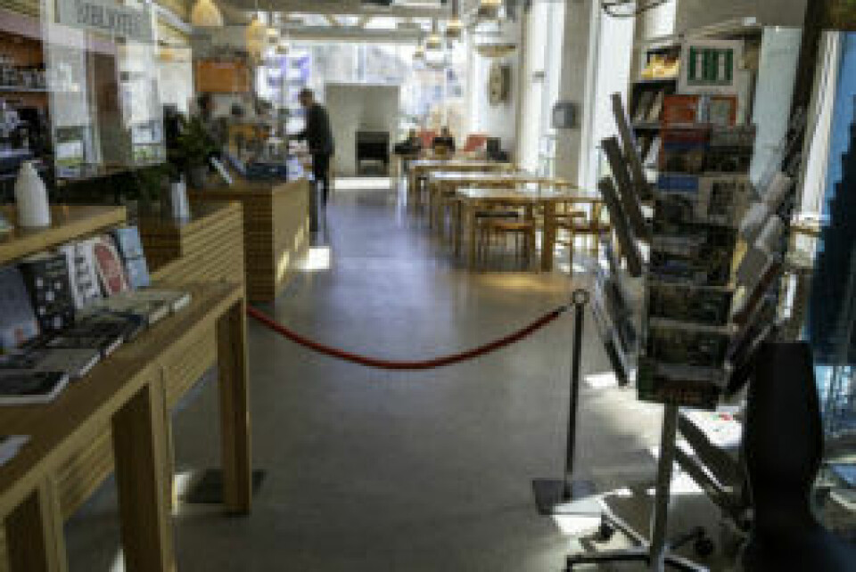 SYMBOLSK SKILLE: I Lindesnes setter de opp dette sperrebåndet mellom kafeen og biblioteket etter stengetid. Foto: Rolf Steinar Bergli
