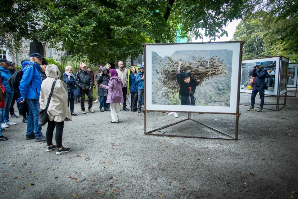 Den prisbelønte jemenittiske fotografen og fotojournalisten Hayat Al-Sharif ankom Stavanger som byens 13. fribykunstner i januar 2023. Her guider hun publikum i en utendørs fotoutstilling i Byparken.