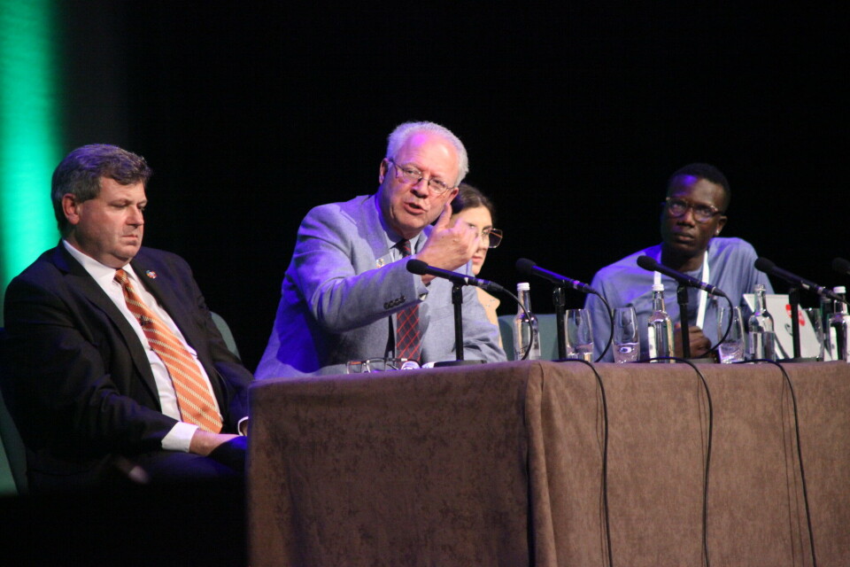 Panelsamtale under IFLA WLIC 2022 i Dublin med tittelen How the SDGs can change your life . I panelet satt (f.v.) Patrick Paul Walsh, leder av bærekraftakademiet ved School of Politics and International Relations i Irland, David Donoghue, tidligere FN ambassadør for Irland og en sentral aktør i arbeidet med utviklingen av bærekraftmålene, Adriana Ferrari, visepresident i den brasilianske bibliotekforeningen og Damilare Oyedele, bibliotekar og leder av Library Aid Africa. Foto: Muhammad Hassan / IFLA