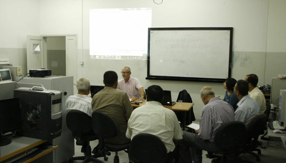Kunnskapsdeling: Artikkelforfatteren Lars Egeland underviser ansatte ved biblioteket på det åpne Al Quds-universitetet på Gaza på oppdrag for Unesco for 12 år siden. Også dette biblioteket er blitt ødelagt i krigshandlingene etter 7. oktober.