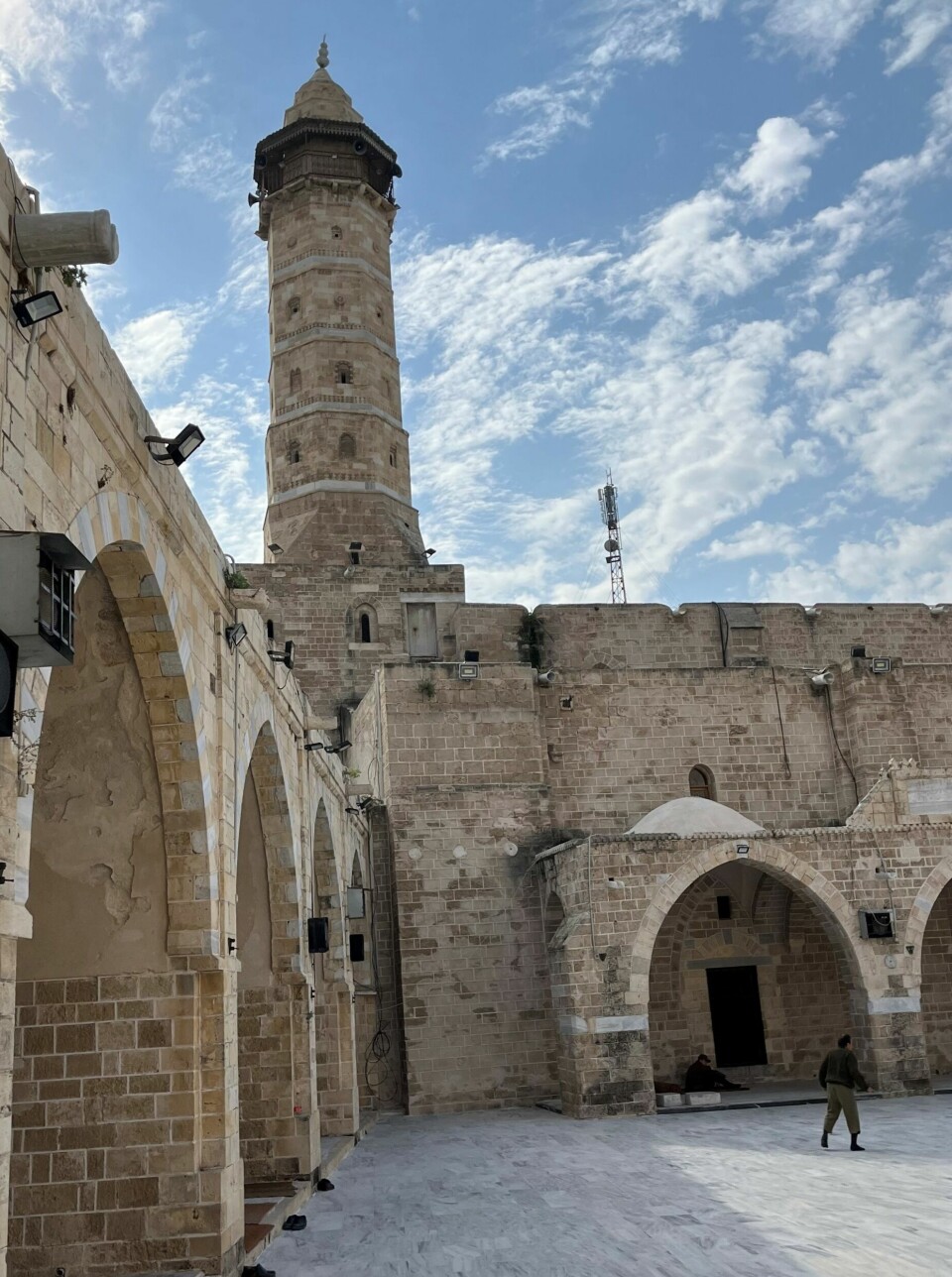 Omarimoskeen på Gaza fotografert 29. november 2022. Moskeens bibliotek inneholdt mange sjeldne bøker og dokumenter helt tilbake fra 1400-tallet.