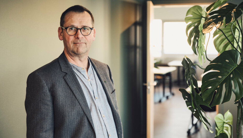 Lite treffsikkert: Barn bruker smarttelefoner. Da er det kanskje skivebom å bruke ressurser på filtre på offentlige nettverk? – Vi kan bli sittende igjen med en stor regning på noe som ikke fungerer, sier leder Ola Eiksund i Bibliotekarforbundet.