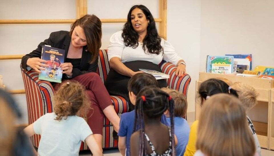 På biblioteket: Statsrådane Kari Nessa Nordtun og Lubna Jaffery under lanseringa av Leselyststrategien Sammen om lesing på Lillehammer bibliotek 29. mai 2024.